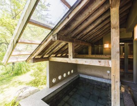 Phòng A theo phong cách Nhật Bản với bồn tắm ngoài trời, phòng xông hơi và sân hiên.