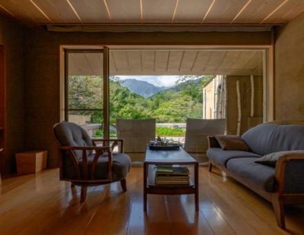 Phòng theo phong cách Nhật Bản - phương Tây với bồn tắm ngoài trời.